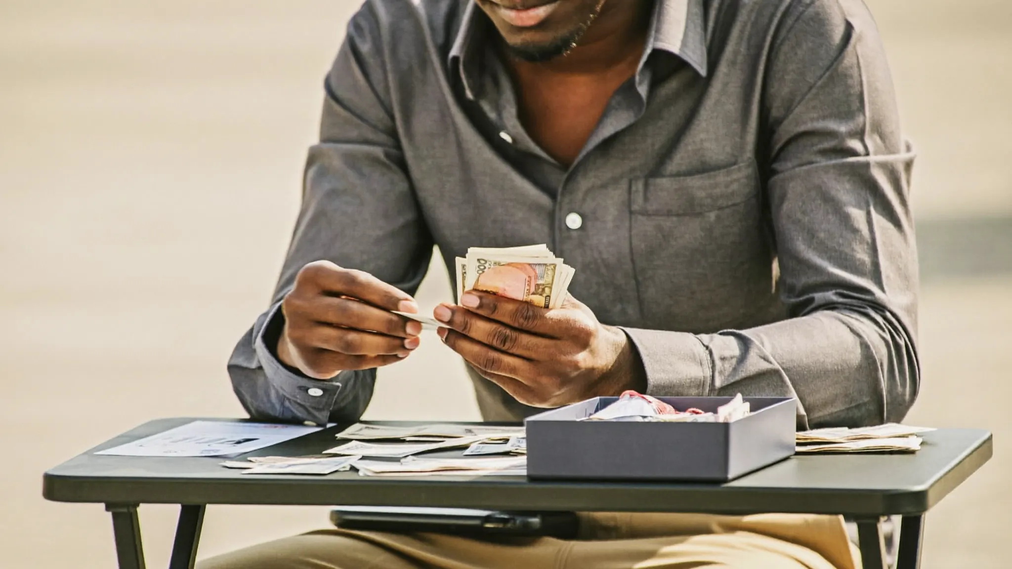 Entrée d'un événement gérée avec des billets papier et de l'argent liquide
